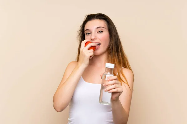 Giovane Ragazza Bruna Con Una Mela Con Una Bottiglia Acqua — Foto Stock