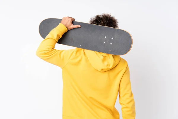 잘 생긴 젊은 스케이터 남자 위에 고립 된 흰색 벽 — 스톡 사진