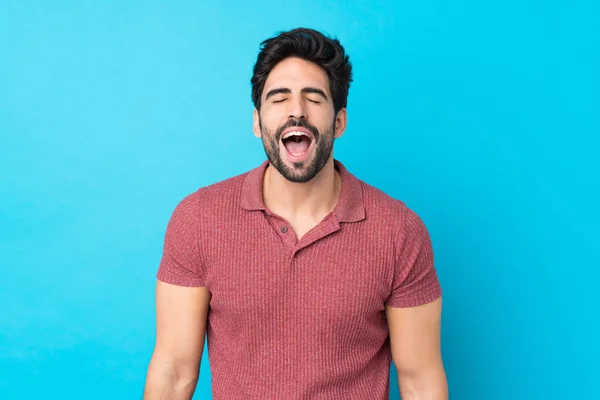 Joven Hombre Guapo Con Barba Sobre Fondo Azul Aislado Gritando — Foto de Stock