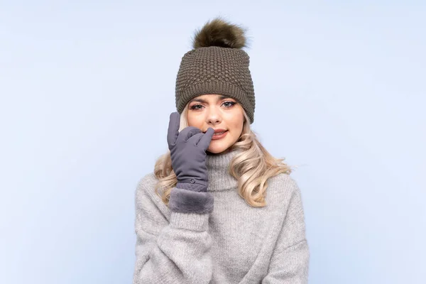 Jeune Adolescente Avec Chapeau Hiver Sur Fond Bleu Isolé Nerveux — Photo