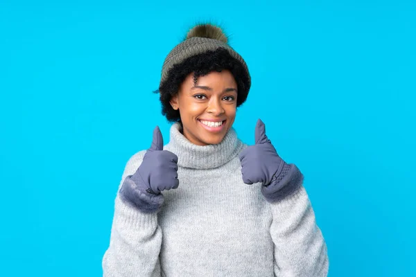 Afrikanisch Amerikanische Frau Mit Wintermütze Über Isoliertem Blauen Hintergrund Die — Stockfoto