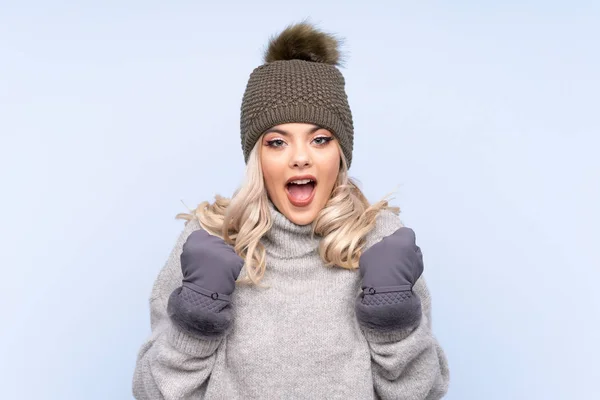 Giovane Ragazza Adolescente Con Cappello Invernale Sfondo Blu Isolato Che — Foto Stock