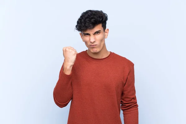 Joven Argentino Sobre Fondo Azul Aislado Con Gesto Enojo —  Fotos de Stock