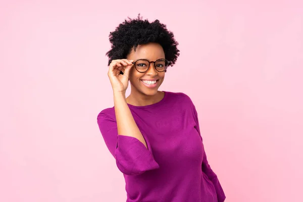 Africano Mulher Americana Sobre Isolado Fundo Rosa Com Óculos Feliz — Fotografia de Stock