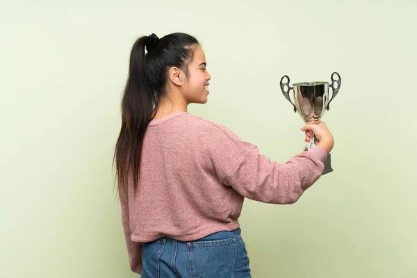 Giovane Adolescente Asiatico Ragazza Oltre Isolato Verde Sfondo Holding Trofeo — Foto Stock