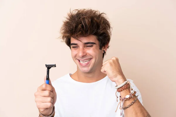 Jovem Bonitão Barbeando Sua Barba Celebrando Uma Vitória — Fotografia de Stock