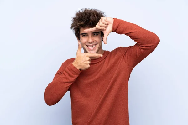 Hombre Caucásico Joven Sobre Fondo Azul Aislado Enfocando Cara Símbolo —  Fotos de Stock