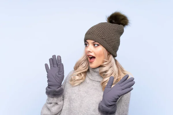 Giovane Adolescente Con Cappello Invernale Sfondo Blu Isolato Con Espressione — Foto Stock