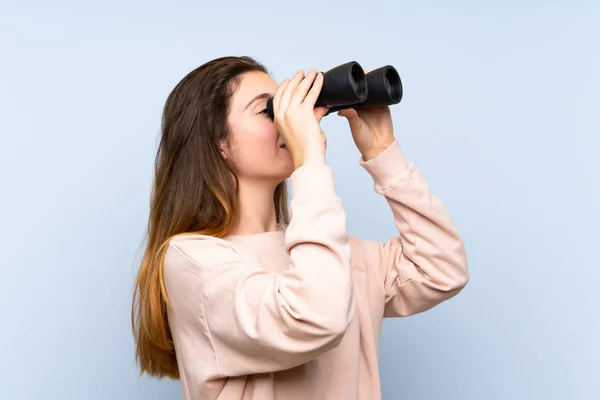 Genç Esmer Kız Izole Edilmiş Mavi Arka Planda Siyah Dürbünle — Stok fotoğraf