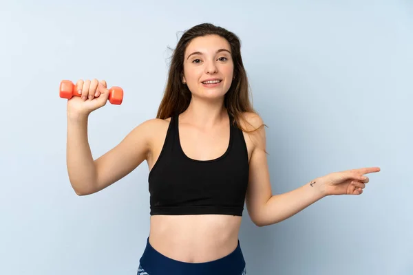 Joven Mujer Deportiva Con Levantamiento Pesas Sobre Fondo Azul Aislado —  Fotos de Stock