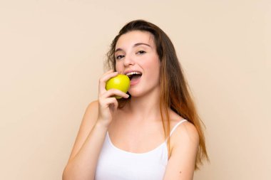 İzole arka plan üzerinde bir elma ile genç esmer kız