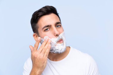 Genç yakışıklı adam izole arka plan üzerinde sakalTıraş