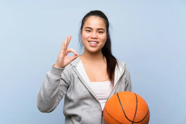 배경에서 농구를 아시아 소녀가 손가락으로 오케이 사인을 — 스톡 사진