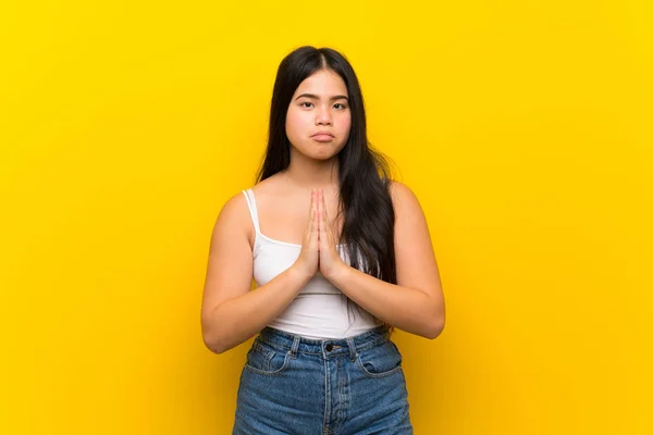 Joven Adolescente Asiática Chica Sobre Aislado Amarillo Fondo Mantiene Palma — Foto de Stock