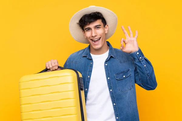 Mladý Argentinský Muž Přes Izolované Žluté Pozadí Dovolené Cestovním Kufrem — Stock fotografie
