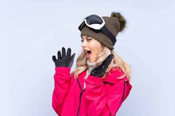 Sciatore Adolescente Ragazza Con Occhiali Snowboard Isolato Sfondo Blu Con — Foto Stock