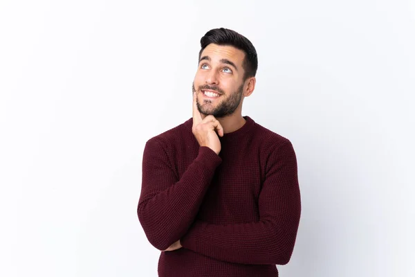 Joven Hombre Guapo Con Barba Sobre Fondo Blanco Aislado Pensando — Foto de Stock