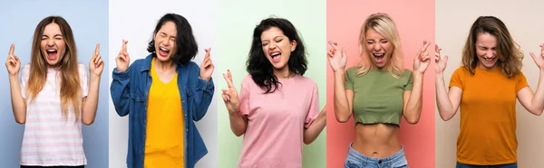 Conjunto Mulheres Sobre Fundo Colorido Isolado Com Dedos Cruzando — Fotografia de Stock