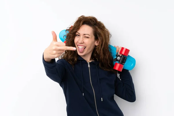 Jovem Mulher Bonita Sobre Fundo Isolado Com Skate — Fotografia de Stock