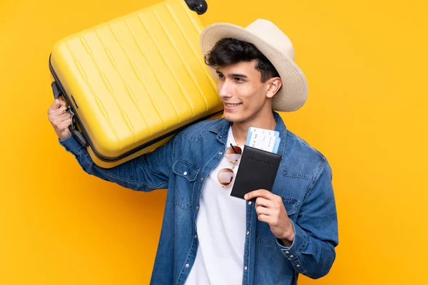 Mladý Argentinec Muž Přes Izolované Žluté Pozadí Dovolené Kufrem Pasem — Stock fotografie