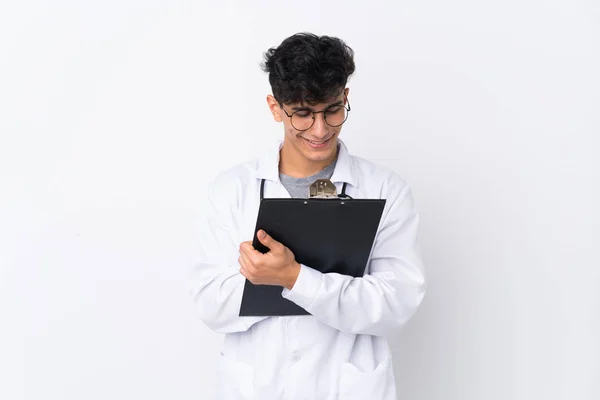 Jovem Argentino Sobre Fundo Branco Isolado Vestindo Vestido Médico Segurando — Fotografia de Stock