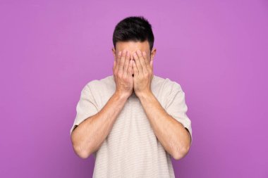 Soyutlanmış, mor bir geçmişi olan, yorgun ve hasta bir yüzü olan yakışıklı bir adam.