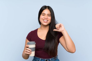 Genç Asyalı kız elinde gururlu ve kendini beğenmiş bir kahve tutuyor.