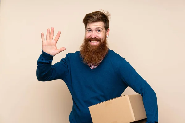 Redhead Muž Dlouhými Vousy Přes Izolované Pozadí Drží Krabici Přesunout — Stock fotografie