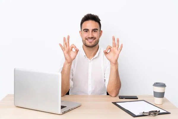 Joven Hombre Negocios Con Teléfono Móvil Lugar Trabajo Que Muestra — Foto de Stock