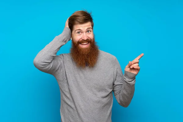 Hombre Pelirrojo Con Barba Larga Sobre Fondo Azul Aislado Sorprendido —  Fotos de Stock