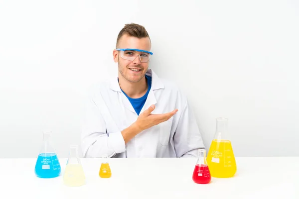 Junge Wissenschaftlerin Mit Vielen Laborkolben Die Die Hände Zur Seite — Stockfoto