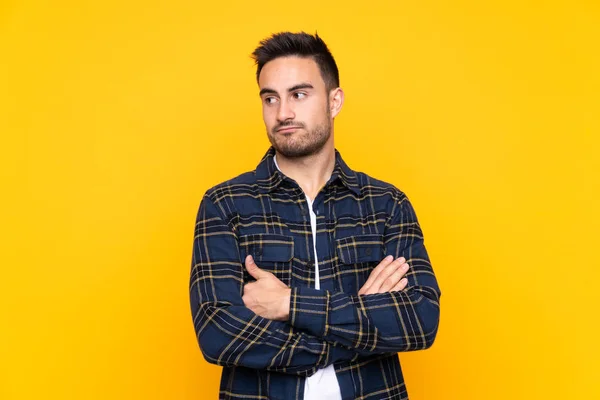 Joven Hombre Guapo Sobre Fondo Amarillo Aislado Pensando Una Idea — Foto de Stock