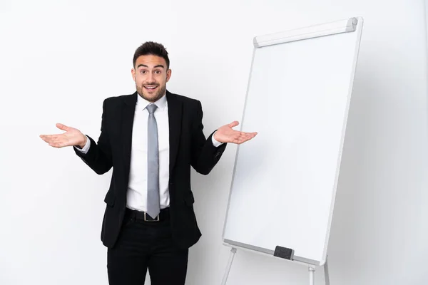 Junger Mann Hält Vortrag Auf Whiteboard Und Mit Schockiertem Gesichtsausdruck — Stockfoto