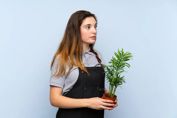 Jong Brunette Meisje Geïsoleerde Blauwe Achtergrond Het Nemen Van Een — Stockfoto