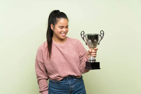 Giovane Adolescente Asiatico Ragazza Oltre Isolato Verde Sfondo Holding Trofeo — Foto Stock