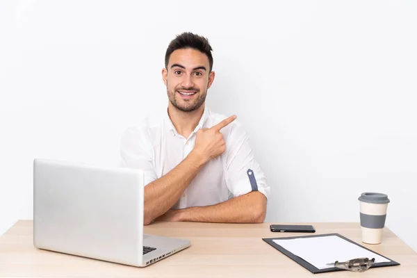 Joven Hombre Negocios Con Teléfono Móvil Lugar Trabajo Apuntando Con — Foto de Stock