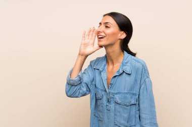 Izole arka plan üzerinde genç kadın lateral ağız geniş açık bağırarak