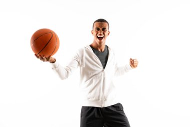 Izole beyaz arka plan üzerinde Afro Amerikan basketboloyuncusu adam