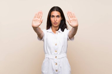 Izole arka plan üzerinde genç kadın stop jest yapma ve hayal kırıklığına