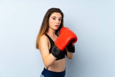 Boks eldivenli, izole edilmiş genç esmer kız.