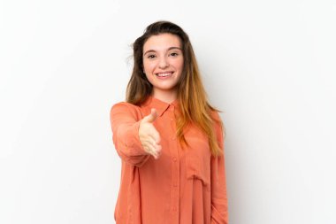 İzole edilmiş beyaz arka planda genç esmer kız iyi bir anlaşma için el sıkışıyor.