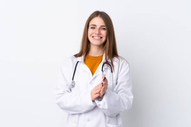Tecrit edilmiş genç bir kadın doktor önlüğü giyiyor ve alkışlıyor.