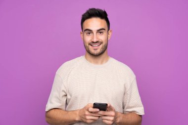 Mor bir geçmişi olan yakışıklı bir adam şaşırdı ve bir mesaj gönderiyor.