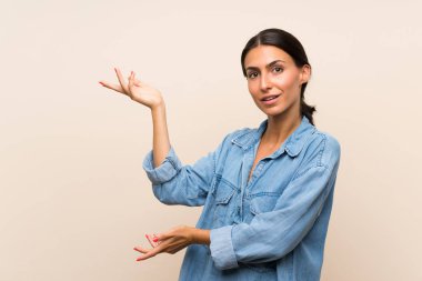 Soyutlanmış bir geçmişi olan genç bir kadın davet edilmek için ellerini yana uzatıyor.