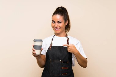 Genç çalışan kadın bir kahve almak ve işaret