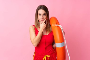 Cankurtaran kadın izole edilmiş arka planda bir fikir düşünüyor.