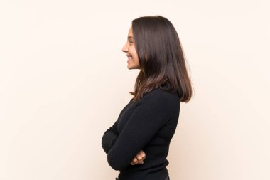 Yandan izole edilmiş beyaz süveterli esmer kadın.