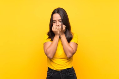 Genç esmer kız, izole edilmiş arka planda gergin ve korkmuş, elleriyle suni teneffüs yapıyor.