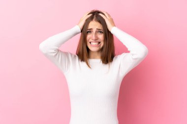 Soyutlanmış pembe bir geçmişi olan genç bir kadın hayal kırıklığına uğramış ve ellerini başının üstüne koyuyor.