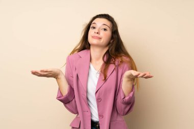 Ceket giyen, izole edilmiş geçmişi olan esmer genç bir kız şüpheli hareketlerde bulunuyor.